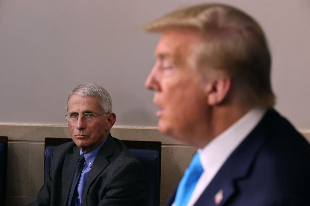 “Desaparecerá por milagro” a “nadie podía anticiparlo”: cronología de las idas y vueltas de Trump sobre el coronavirus