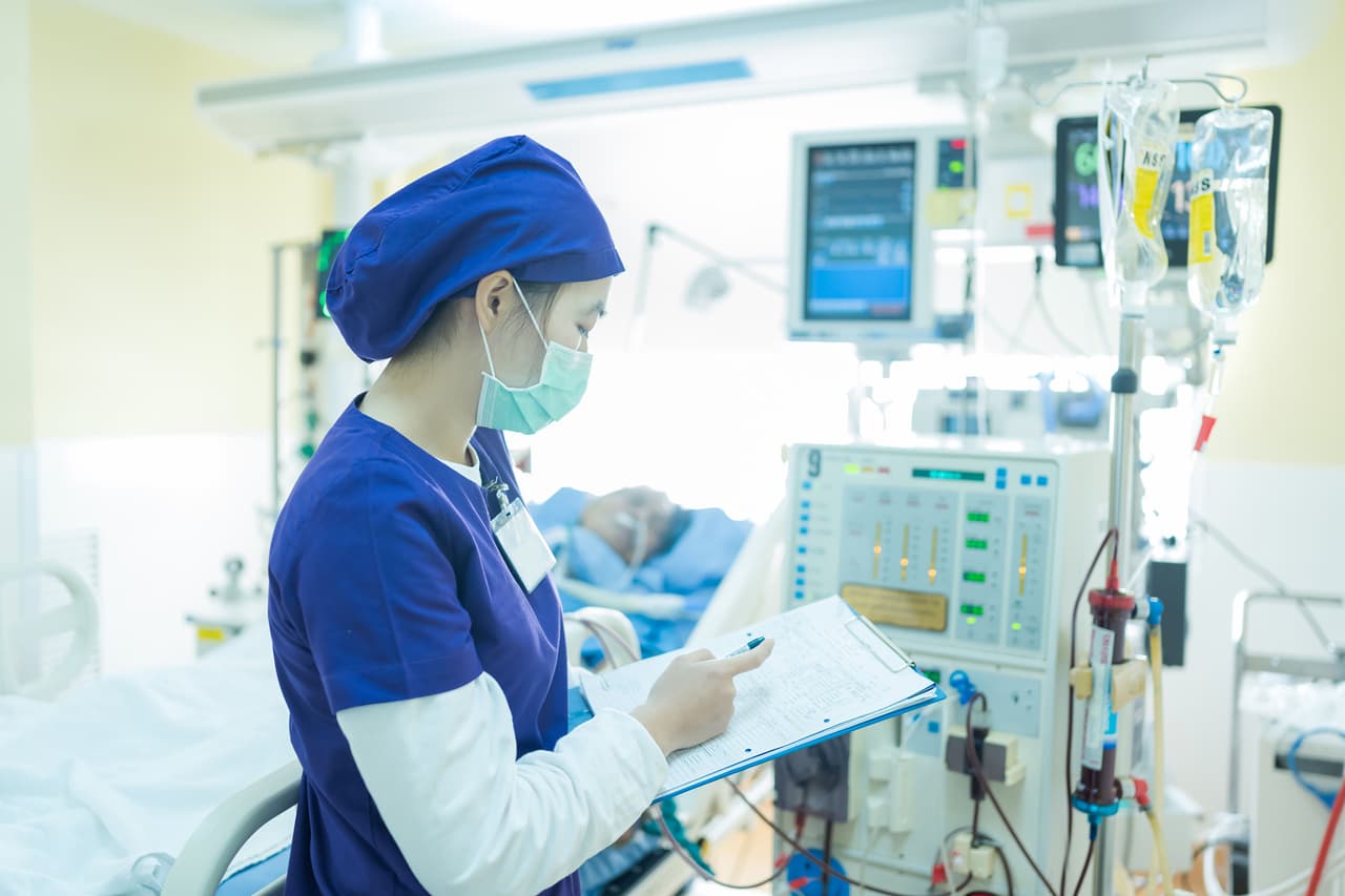 <b>Puesto 14. Enfermeras de cuidados intensivos quirúrgicos</b>
<br>
<br>
<b>A qué se dedican:</b> brindan atención a pacientes graves después de una cirugía compleja, a menudo dentro de unidades de trauma especializadas. 
<br>
<br>
<b>Principales industrias donde han sido contratados:</b> salud.
<br>
<br>
<b>Principales lugares donde han sido contratados:</b> Nueva York, Dallas-Fort Worth, Washington DC y Baltimore.
<br>
<br>
<b>Distribución de género:</b> 74.2% mujeres y 25.8% hombres.
<br>
<br>
<b>Experiencia previa promedio:</b> 5 años.
<br>
<br>
<b>Disponibilidad para el trabajo remoto:</b> 0.7%.