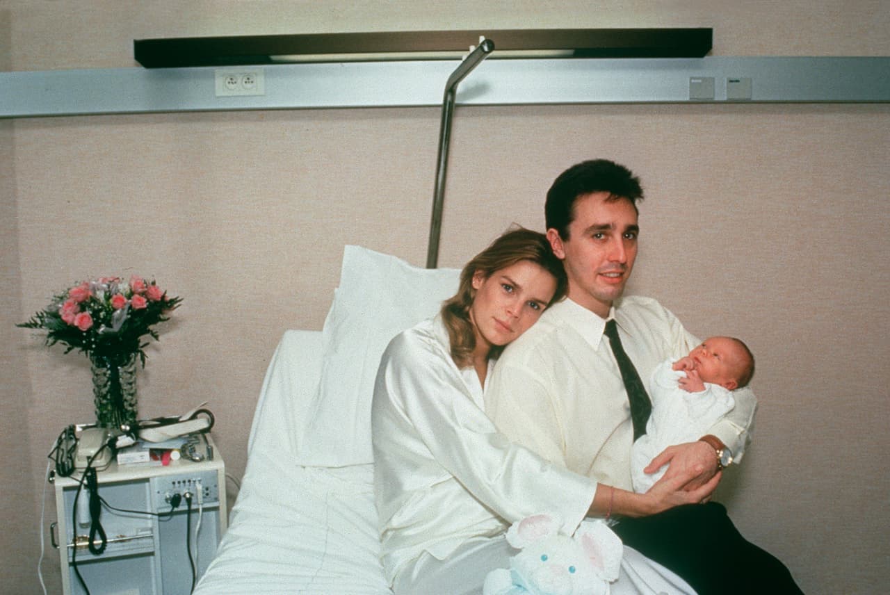 Cuando Estefanía anunció que estaba embarazada de su guardaespaldas la familia real de Mónaco le retiró de todos los actos oficiales y de la vida pública monegasca. A ella no le importó y siguió con él a pesar de que su padre, Rainiero de Mónaco, le retiró su asignación mensual de la que vivía. Cuando Estefanía tuvo a su segunda hija al fina accedió Rainiero a que se celebrara la boda entre ambos. Era 1995. Un año después se filtraba un video de Ducruet en actitud sexual con su amante.