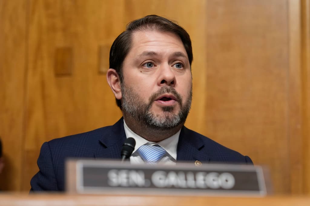 5 claves de la propuesta de reforma migratoria que impulsa el senador Rubén Gallego