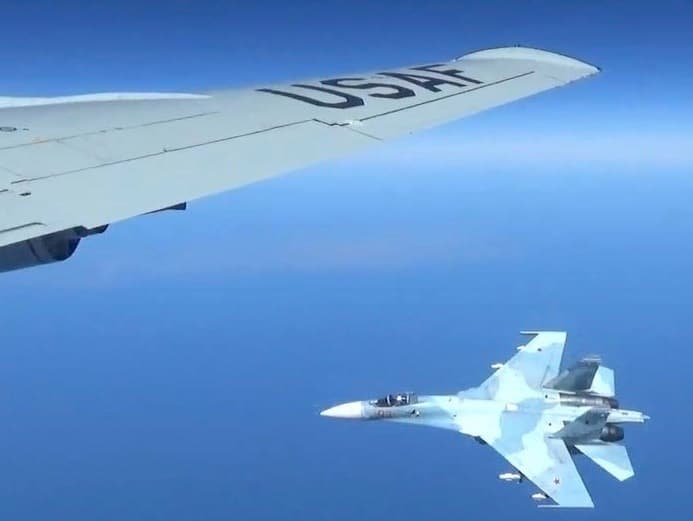 La aeronave de guerra se acercó al avión de reconocimiento de la Fuerza Aérea Estadounidense, pasó por debajo e inmediatamente subió por el otro lado, cerca de la punta del ala, según destacó un comunicado del comando europeo de EEUU. El caza ruso estaba equipado con misiles aire-aire bajo las alas y se aproximó al RC-135 de forma "muy rápida".