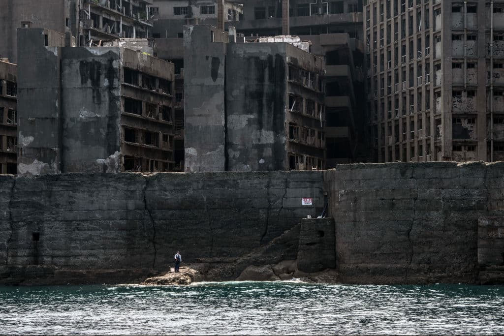 <b>Hashima, Japón.</b> Esta isla era conocida por sus minas de carbón submarinas que operaron durante la industrialización de Japón. 
<b>La isla alcanzó una población máxima de más de 5,200 personas en 1959, pero en 1974, </b>con las reservas de carbón a punto de agotarse, la mina se cerró y todos los residentes se fueron, dejando la isla abandonada durante tres décadas. 
<b>En los años 30 y hasta el final de la Segunda Guerra Mundial, prisioneros de guerra coreanos y chinos estuvieron bajo regímenes de trabajo forzoso. </b>El interés por el sitio resurgió hace dos décadas y sus ruinas inalteradas se abrieron a los turistas en 2009. Aunque es un símbolo de la rápida industrialización de Japón, la isla también es un recordatorio de su historia como lugar de trabajo forzoso coreano y chino. 
<br>
<br>