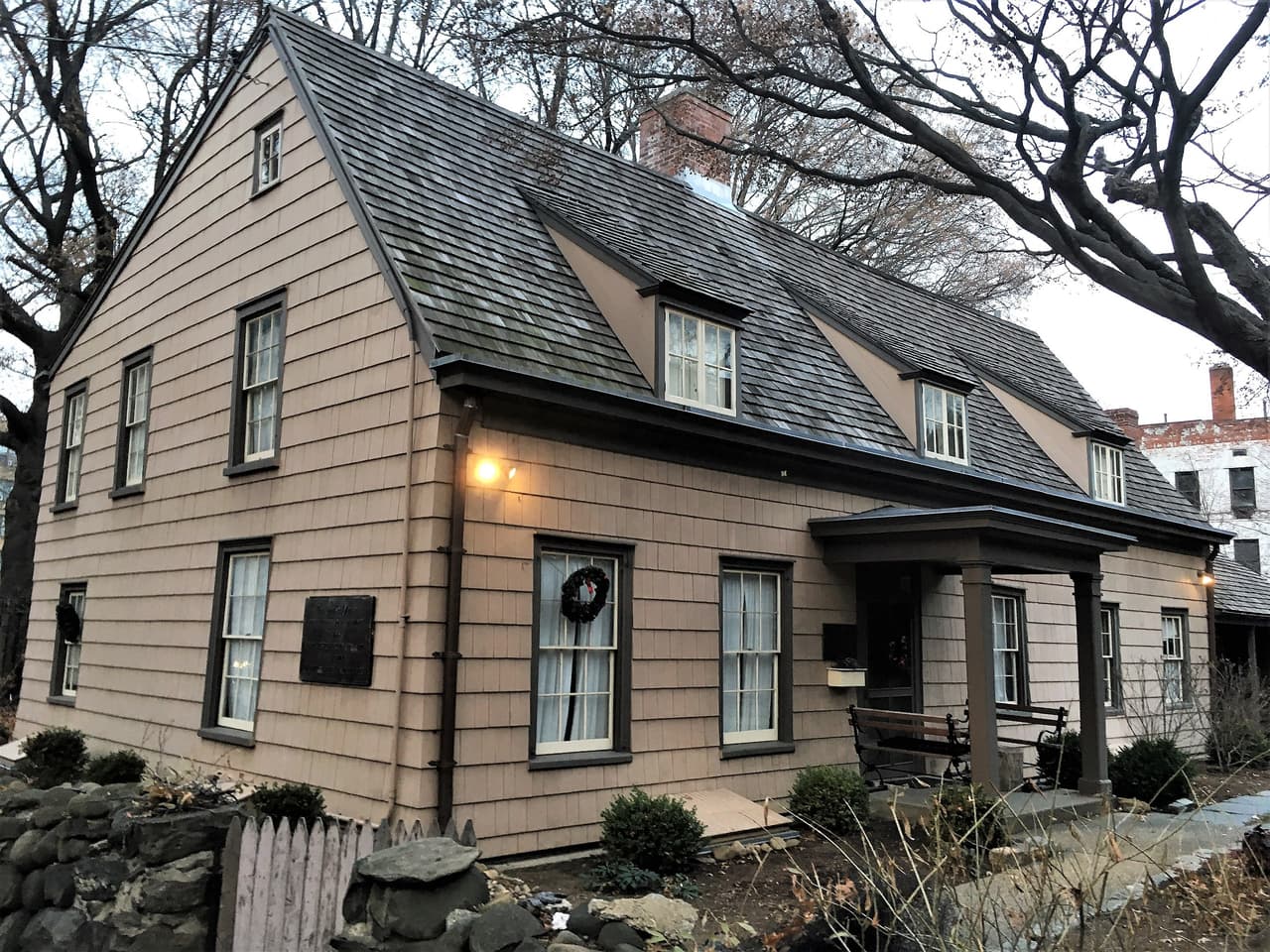 <b>The John Bowne House (Queens, 1661-1669)</b>
<br>
<br>Esta casa alguna vez perteneció a John Bowne, un cuáquero que invitaba a otros miembros de su fé a practicar sus creencias en su hogar. Ahora se puede visitar todos los miércoles, mientras pasa por varias renovaciones.