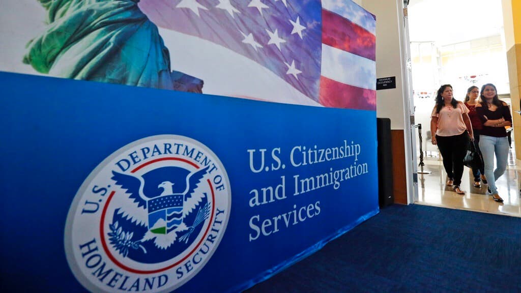 USCIS extiende plazo para renovación de permisos de trabajo de inmigrantes: te decimos a quién beneficia