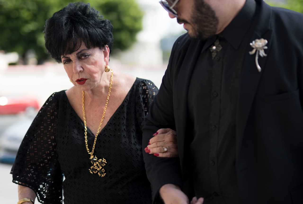 La diseñadora Carlota Alfaro a su llegada al funeral del astrólogo en Santurce, un barrio de San Juan.
