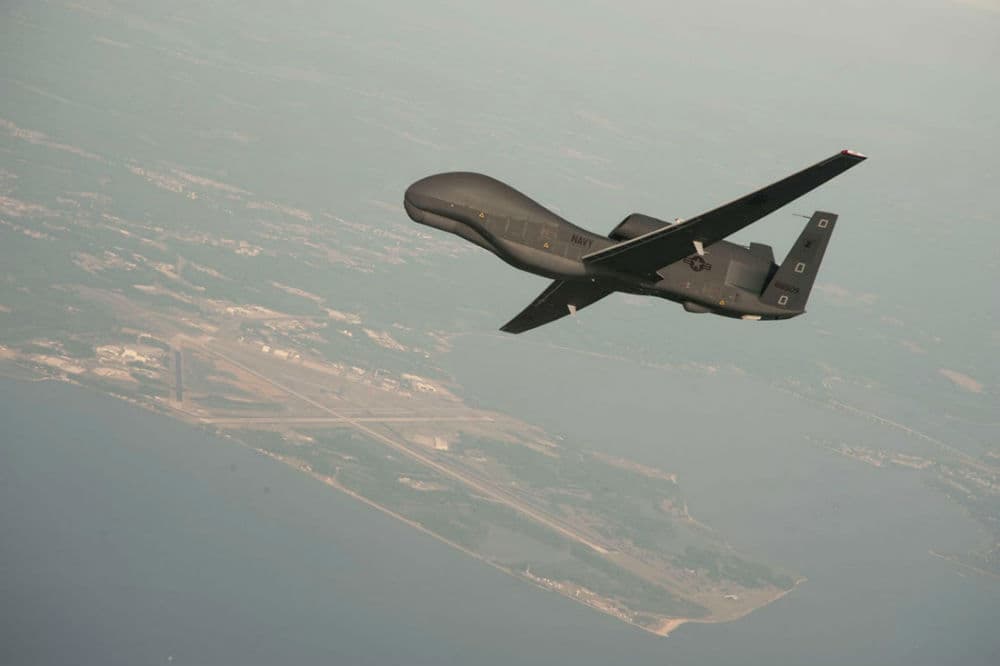 Las Fuerzas Armadas de Estados Unidos utiliza este tipo de aeronaves no tripuladas en labores de inteligencia, búsqueda y rescate. En la imagen se muestra un modelo similar al derribado por Irán este jueves.
<br>