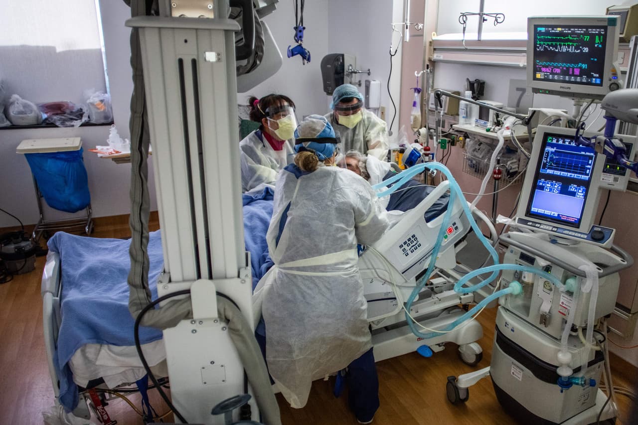 Aumento de fallecidos, colapso de pacientes y personal agotado: La triste Navidad que se vive en los hospitales de Los Ángeles  