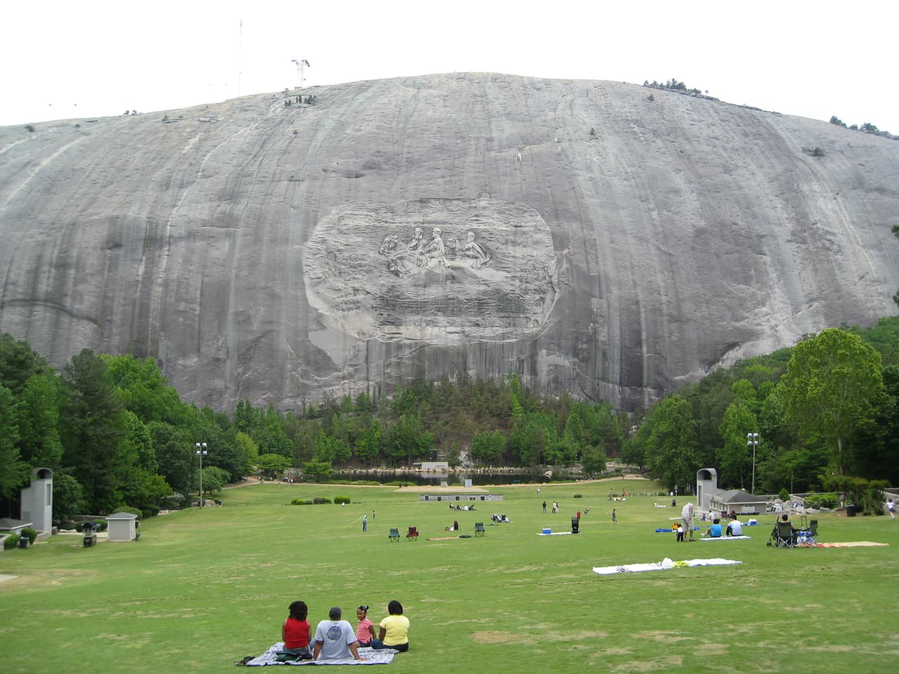 La montaña de 5 millas de circunferencia pasó finalmente a manos del estado de Georgia en 1951. El parque Stone Mountain es un punto turístico del estado y es considerado como un centro del movimiento confederado.