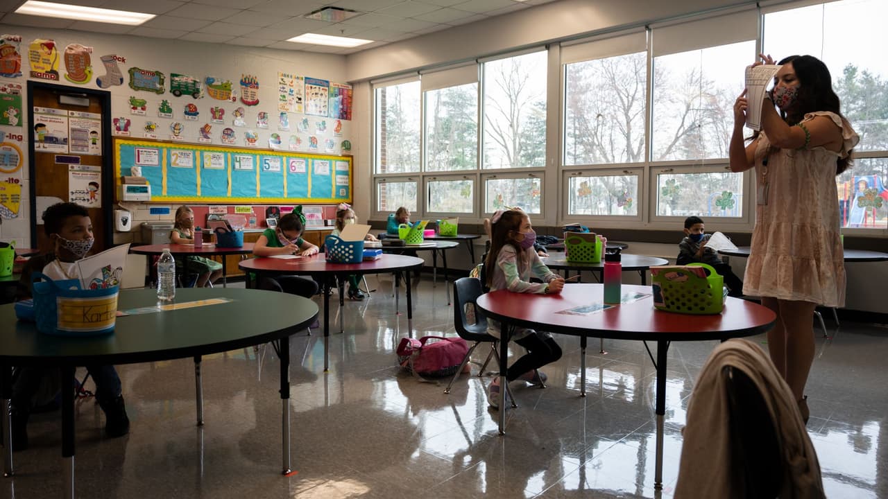 <b>Escuelas del condado de Henry</b>
<br>
<br>Como se comunicó a las familias este verano, las 
<b>máscaras serán opcionales para el año escolar 2021-2022.</b> 
<br>