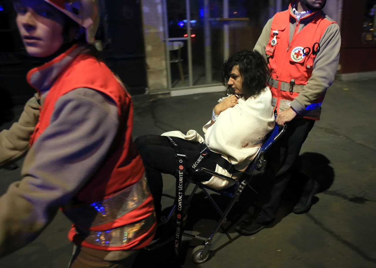 Una sobreviviente al ser evacuada del teatro.