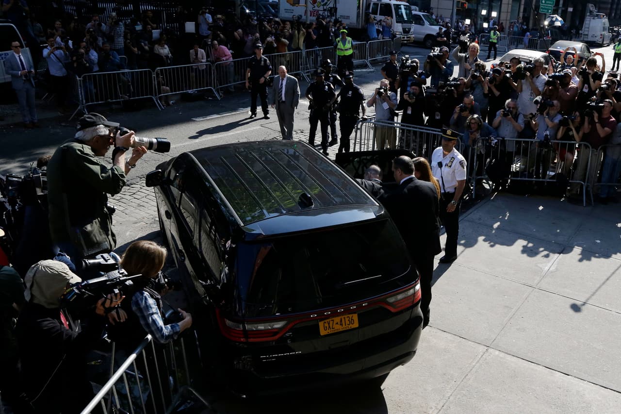 Al salir de la comisaría Weinstein fue trasladado a la corte en un vehículo negro.
