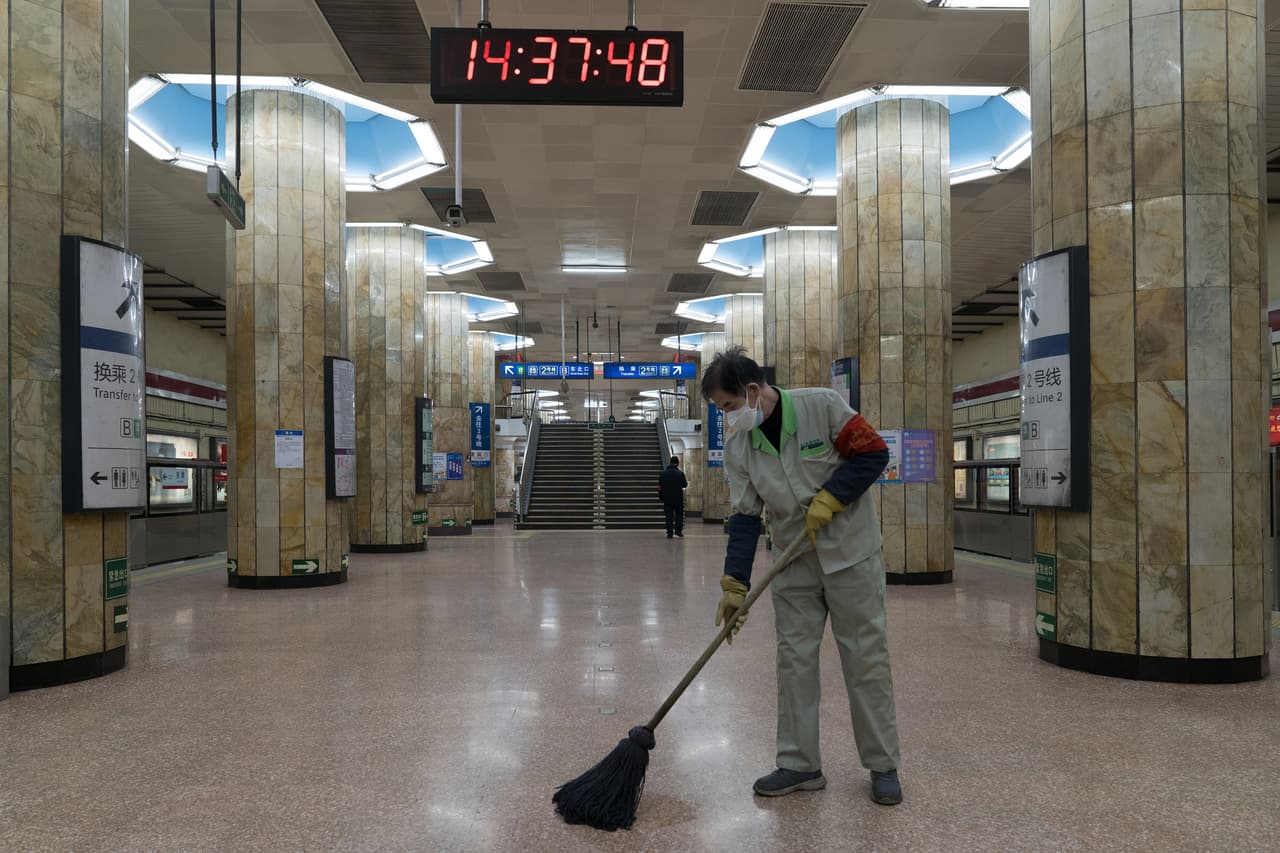 Una estación de metro de Pekín prácticamente vacía. Según fuentes de la industria de ese país citadas por Nikkei Asian Review, existe una gran probabilidad de que las autoridades puedan extender el feriado del Año Nuevo Lunar hasta el 17 de febrero en algunas provincias clave.