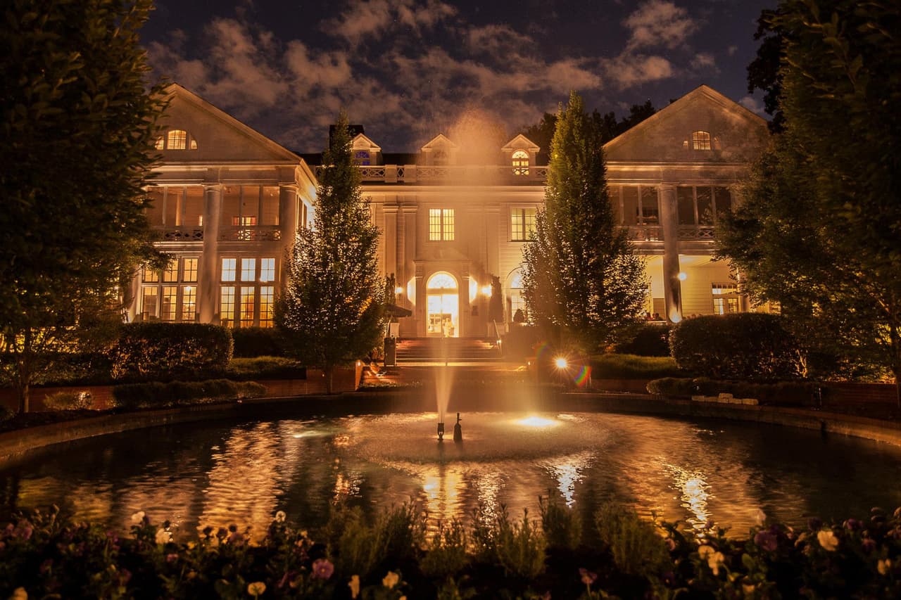 <b><a href="https://dukemansion.com/">The Duke Mansion (Charlotte)</a></b>. La historia es la siguiente: Jon Avery, antiguo propietario de Duke Mansion, comenzó una aventura con una joven escritora mientras su esposa estaba internada. A pesar de que Avery le dijo a la mujer que siempre vendría por ella, viva o muerta, quedó claro que no iba a dejar a su esposa. La escritora puso fin al amorío. Devastado y desesperado, Avery le pidió que se reunieran un año después a la medianoche.