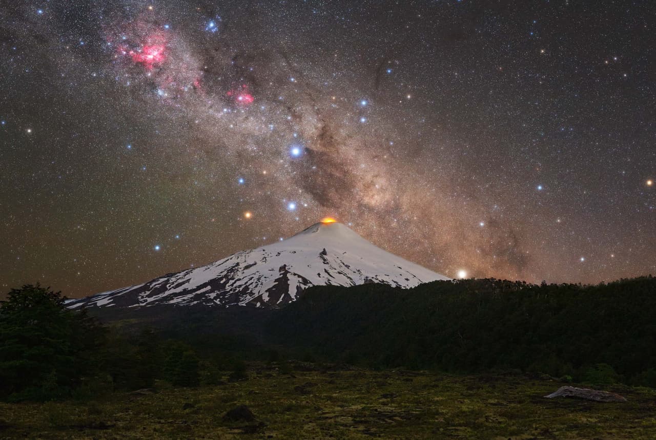 <b>‘Volcán y cruz’, tomada desde el volcán Villarica, Chile. </b>
<br>
<br>
<b>“</b>Si nunca has visto el cielo del hemisferio sur, es diferente y realmente asombroso. Para encontrar el polo norte se utiliza la estrella polar, pero en el sur la referencia es la constelación de la Cruz del Sur, situada en la imagen justo encima del volcán Villarrica”, explicó el autor de esta imagen.