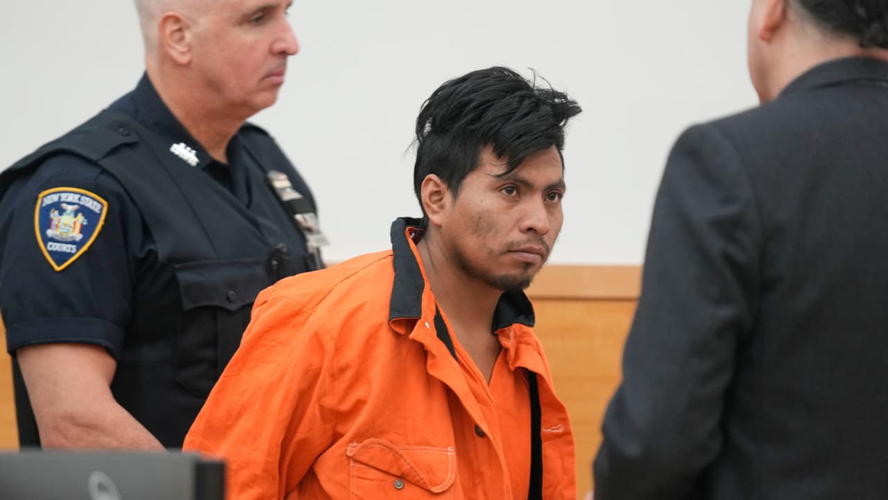 “Estaba ebrio” Comparece en corte hombre acusado de prender fuego a mujer en el subway de NY