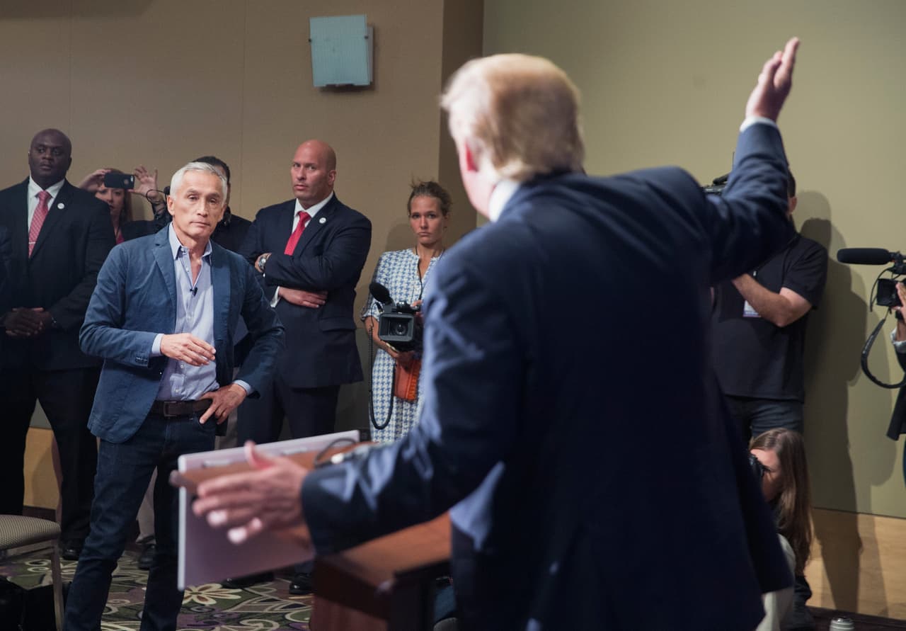 <b>Trump contra la prensa:</b> El presidente Trump se ha distinguido por sus constantes ataques a los medios de comunicación, a los que ha tildado de
<i> 'fake news'</i> y "enemigos del pueblo" en numerosas ocasiones. Sus ataques se han dirigido principalmente contra CNN, 
<i>The New York Times</i> y 
<i>The Washington Post</i>, y en ocasiones muy contadas contra el canal
<i> Fox News. </i>
