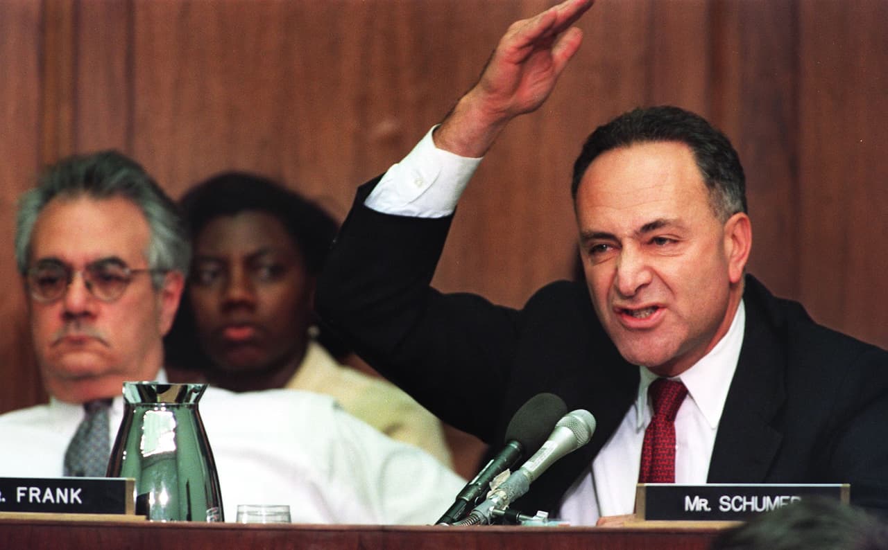 El hoy líder de la minoría demócrata en el Senado, Charles Schumer, quien en ese momento representante por Nueva York, defendía la no votación del primer artículo de juicio político el 11 de diciembre en el Capitolio.