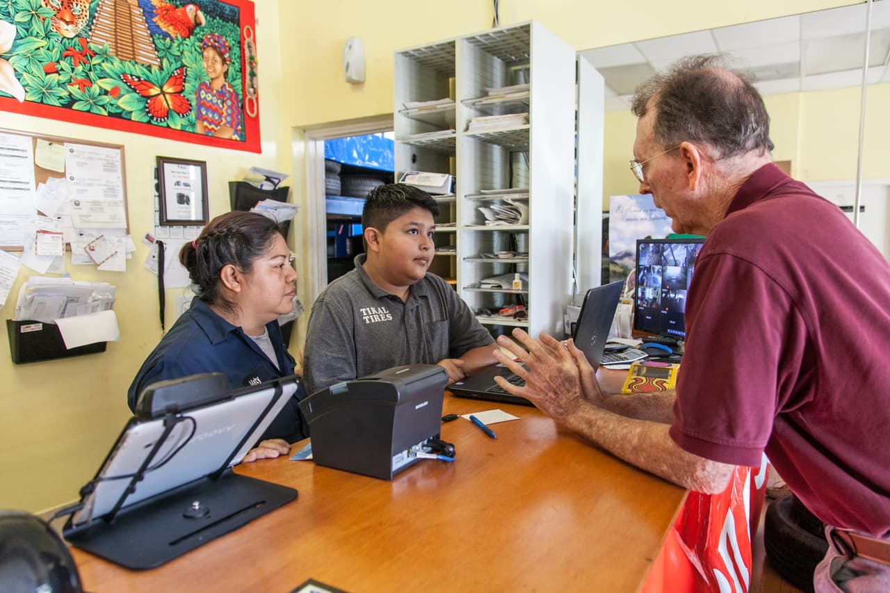 Although Chavez has death records that show the army killed several members of his family during the war, he never sought asylum. He arrived when he was 14 and went to work in the fields of Immokalee (Florida) picking tomatoes and cucumbers. He then went to a chicken processing plant in Ohio. In the picture, Jimmy helps a customer at the shop.