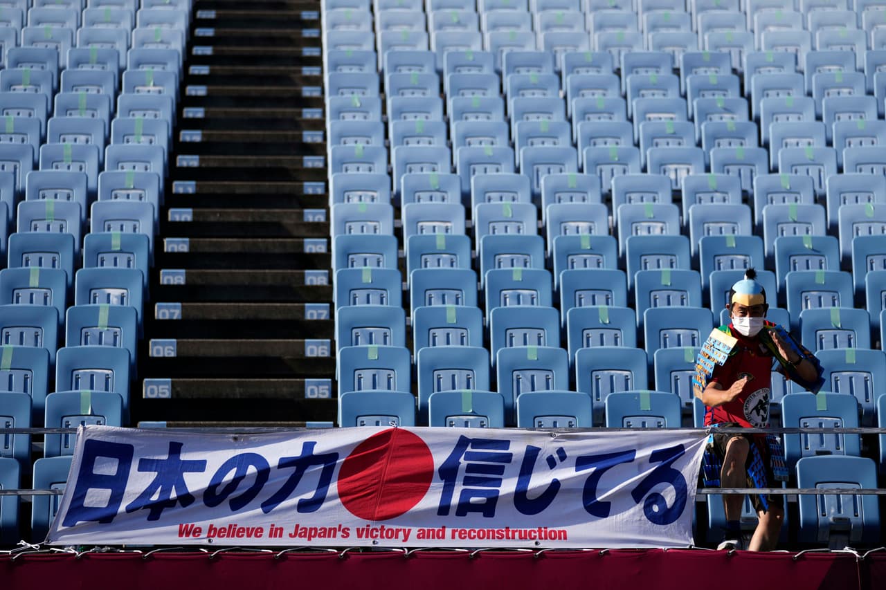 Algunos japoneses se han puesto en las calles para mirar a los autobuses, incluso si no tienen idea de quién está adentro. En la fotografía, un aficionado posa después de llegar al estadio Miyagi para un partido de fútbol femenil en los 
<a href="https://www.univision.com/deportes/temas/tokyo-2021">Juegos Olímpicos</a>.