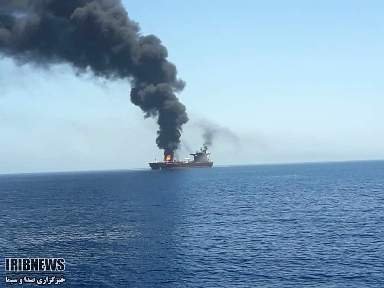 Los precios del crudo subieron un 2.2% este jueves, luego de los incidentes con los buques petroleros en el Golfo de Omán. El mercado podría resultar severamente impactado por la posibilidad de menores flujos de hidrocarburos a través de una de las rutas más importantes del mundo.