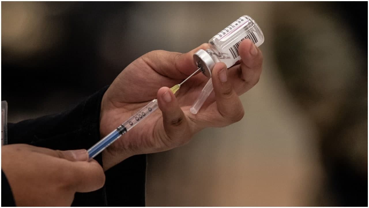 La FDA aprueba nuevas vacunas contra variantes más recientes del covid-19 