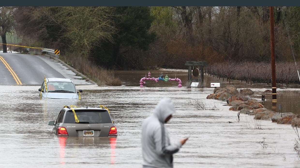 Algunas áreas en el condado de Ventura tuvieron órdenes de evacuación obligatorias, mientras que otras permanecen en espera para evacuar si es necesario.
<br>