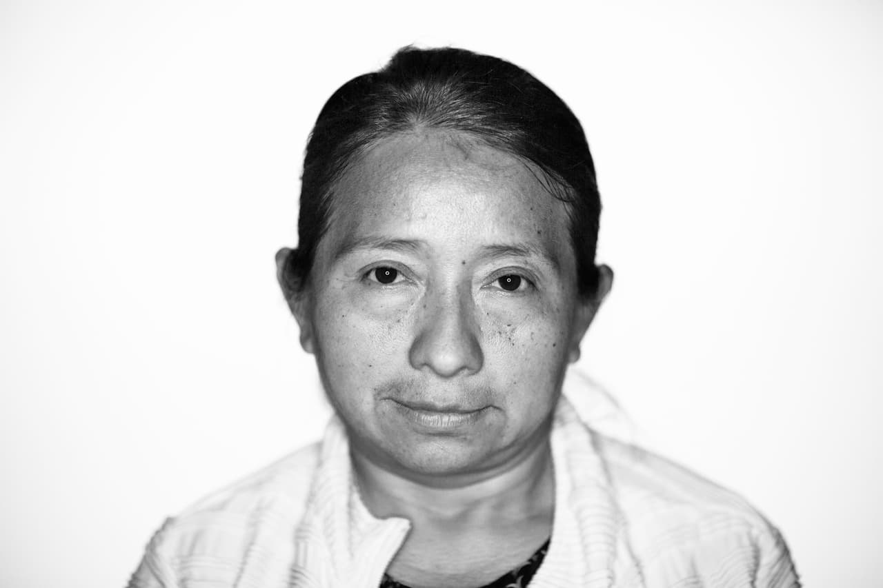 <b>28 años en EEUU. </b>Llegó de Guatemala en 1989. Su esposo fue deportado hace 5 años. Ahora cuida sola a sus cinco hijos estadounidenses, Le preocupa que con las nuevas resoluciones sus hijos pierdan los beneficios de asitencia pública y si fuera deportada, sus hijos quedarían sin sus padres en su propio país.