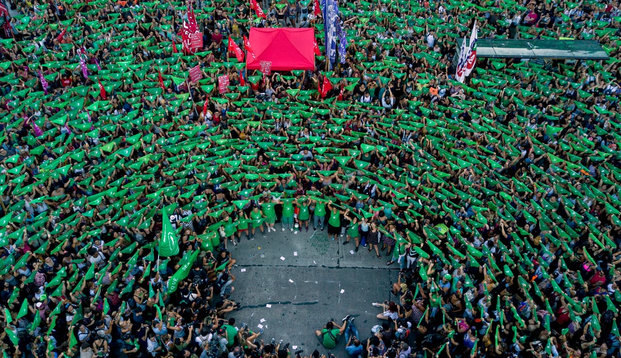 Miles de argentinos –mujeres, sobre todo– volvieron a manifestarse esta semana en más de un centenar de ciudades, en la conmemoración del aniversario del primer pañuelazo federal que dio lugar a una movilización sin precedentes. “Educación sexual para decidir, anticonceptivos para no abortar, aborto legal para no morir” 
<a href="https://www.univision.com/noticias/abortos/el-aborto-legal-pasa-la-primera-prueba-en-argentina-ahora-ira-al-senado"><u>es el lema impreso en los pañuelos verdes.</u></a>