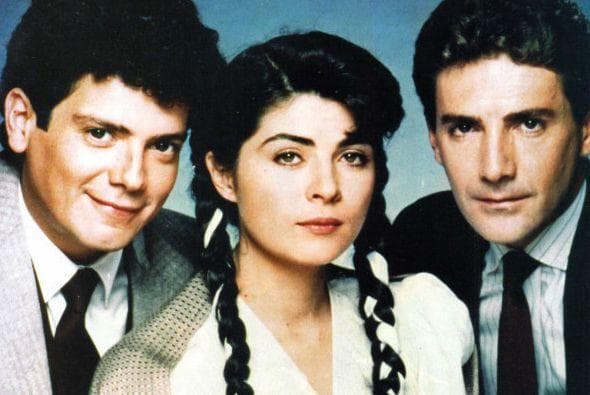 Durante mucho tiempo se especuló que 
<a href="https://www.univision.com/famosos/jaime-garza-parejas-natalia-toledo-viridiana-alatriste-otras-famosas-fotos">Verónica y Victoria habían sido pareja del fallecido actor Jaime Garza</a>, pues en 1987 Castro grabó con él 'Rosa Salvaje'. Mientras que en 1989 Ruffo protagonizó 'Simplemente María' a su lado.
<br>