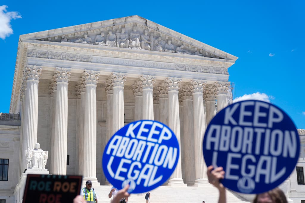 Activistas por el derecho al aborto protestan a favor del procedimiento fuera de la Corte Suprema en junio de 2024.