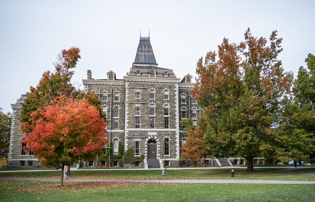 <b>Puesto 6 </b>
<br>
<br>
<b>Universidad de Cornell</b>
<br>
<br>Número de multimillonarios egresados: 18
<br>
<br>Ubicación: Ithaca, Nueva York.
<br>
<br>Patrimonio acumulado de estos multimillonarios: 65,100 millones de dólares.
<br>
<br>Entre los egresados de esta universidad están el exdirector de Citigroup, Sandy Weill; el inversionista Robert F. Smith, y el empresario de software David Duffield. El único recién llegado es Robert Langer, un científico que posee un 3% de la empresa de biotecnología Moderna.
<br>
<br>El exmultimillonario Chuck Feeney es egresado de Cornell. Donó la totalidad de su fortuna (unos 8,000 millones de dólares).
<br>
<br>
<a href="https://www.univision.com/noticias/dinero/donaciones-multimillonarios-causas-beneficas-estados-unidos-fotos"><u>Vea aquí la lista de multimillonarios que más han donado a causas benéficas</u></a>
<br>