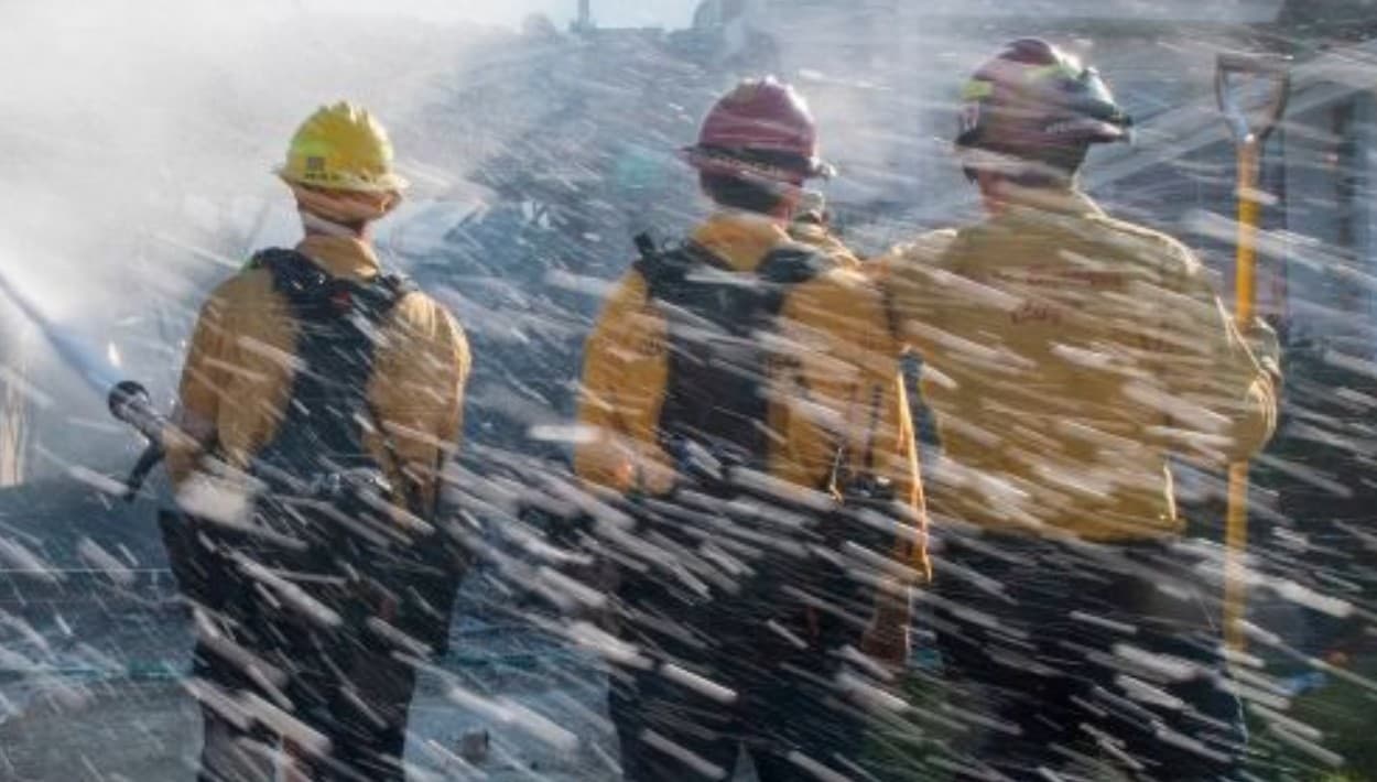 Dúo escapa de un incendio en casa con la ayuda de sus vecinos en Garden Grove, en el condado de Orange