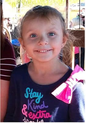 <h3 class="cms-H3-H3">Aranza María Ochoa López </h3>
<br>
<br>Con cuatro años cumplidos, esta pequeña fue sacada de un centro comercial de Vancouver, Washington, por su madre biológica, 
<b>quien sería detenida en 2019 en Puebla, México. </b>
<br>
<br>La agencia 
<b>cree que la niña sigue en territorio mexicano</b> y que tal vez su apariciencia puede haber sido alterado con tinte para cabello y maquillaje. 
<br>
<br>El FBI
<b> ofrece una recompensa de hasta 10,000 dólares</b> por información que conduzca a su recuperación. 
<br>