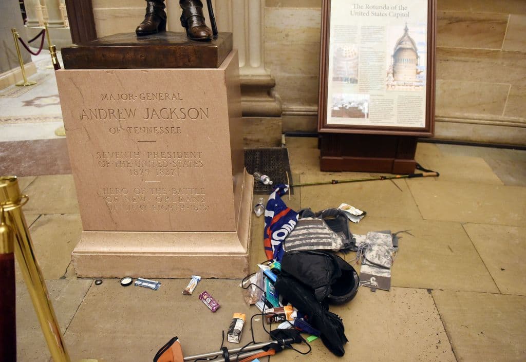 Los asaltantes caminaron libremente por el Salón de las Estatuas del Capitolio y allí dejaron sus desperdicios.