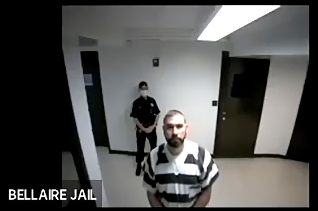 El 7 de octubre fueron arrestadas varias personas por conspirar para secuestrar a la gobernadora Whitmer. El incidente desencadenó 
<a href="https://www.univision.com/noticias/elecciones-en-eeuu-2020/pulso-entre-trump-y-whitmer-pese-a-la-amenaza-de-secuestro-el-presidente-no-se-solidariza-con-la-gobernadora-de-michigan"><u>un desencuentro público entre el presidente y la gobernadora</u></a>, quien acusó al mandatario de alentar a este tipo de grupos extremistas. En la fotografía Shawn Fix, uno de los involucrados, cuando se presentó en la corte de manera virtual desde una prisión. 10 de septiembre.