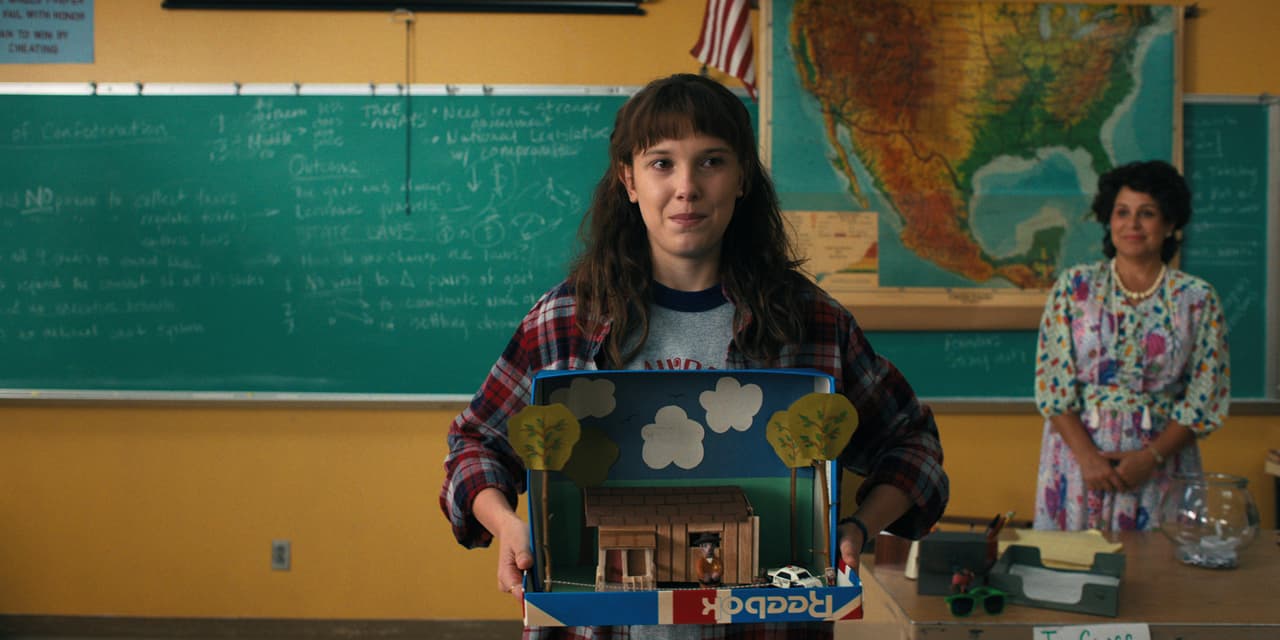 En la cuarta temporada, Eleven está en plena adolescencia, edad no tan lejana a los 18 años de edad que ya presume Millie en la vida real. No obstante, existen escenas en donde vemos a Eleven durante sus primeros años en el Laboratorio Nacional Hawkins.