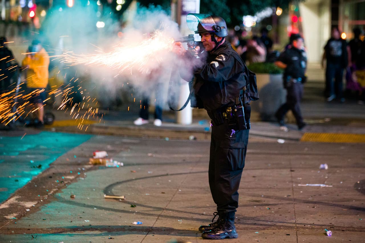 Los oficiales de LAPD inicialmente se encontraron en alerta técnica, sin embargo, lo que se suponía sería una jornada preventiva, terminó como una tensa noche en la que debieron dispersar a grupos que desataron la violencia en medio de la celebración de los fanáticos de "hueso colorado" de Los Lakers.