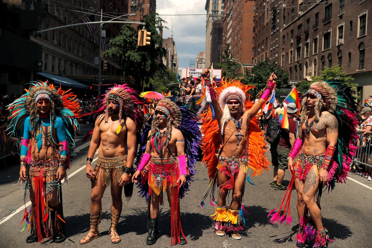 Algunos de los participantes llevaron atuendos tradicionales de nativos estadounidenses. Los desfiles en Nueva York y otras partes del país fueron la culminación de los diversos actos realizados durante un mes con motivo del aniversario.