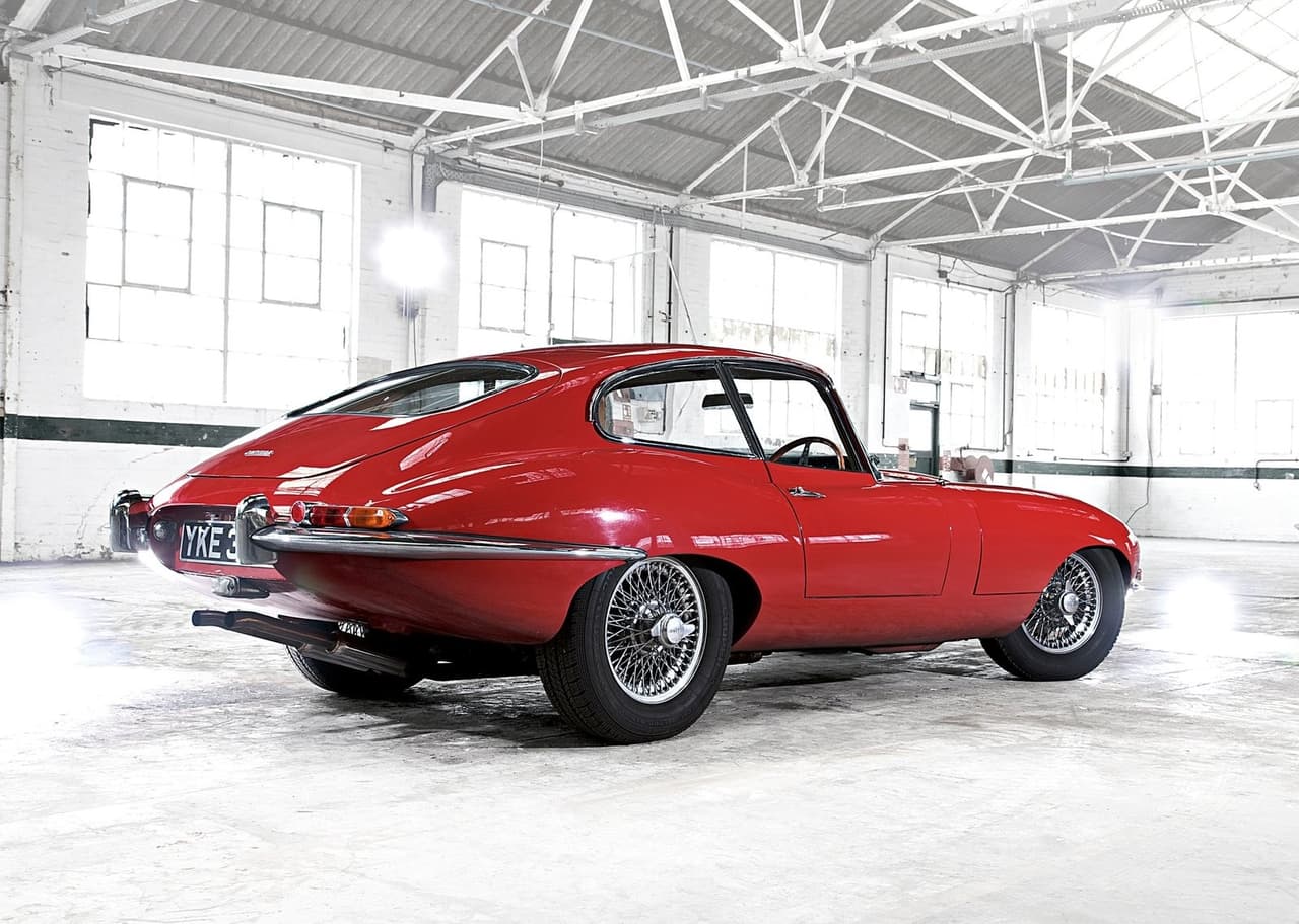 Musk explicó que cuando tenía 17 años recibió un libro de convertibles clásicos y que de todos los modelos que vio el que más le gustó fue el E-Type de Jaguar. Fue entonces cuando Musk se dijo a sí mismo que si en un futuro llegaba a tener la oportunidad de comprarlo, no dudaría y lo haría.
<br>
<br>
<b>Relacionado: </b>
<a href="https://www.univision.com/carros/coleccion-carros-joaquin-el-chapo-guzman-emma-coronel-fotos">¿Qué pasó con la colección de carros de Joaquín ‘El Chapo’ Guzmán?</a>