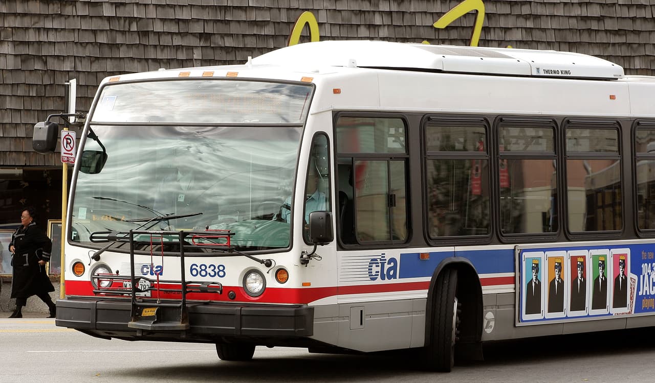 En el Transporte Público de Chicago, CTA, por sus siglas en inglés, se alinea a las guías del Estado y ya no será un requerimiento el uso del tapabocas. Así como también ya no requiere su uso en el transporte de Pace.