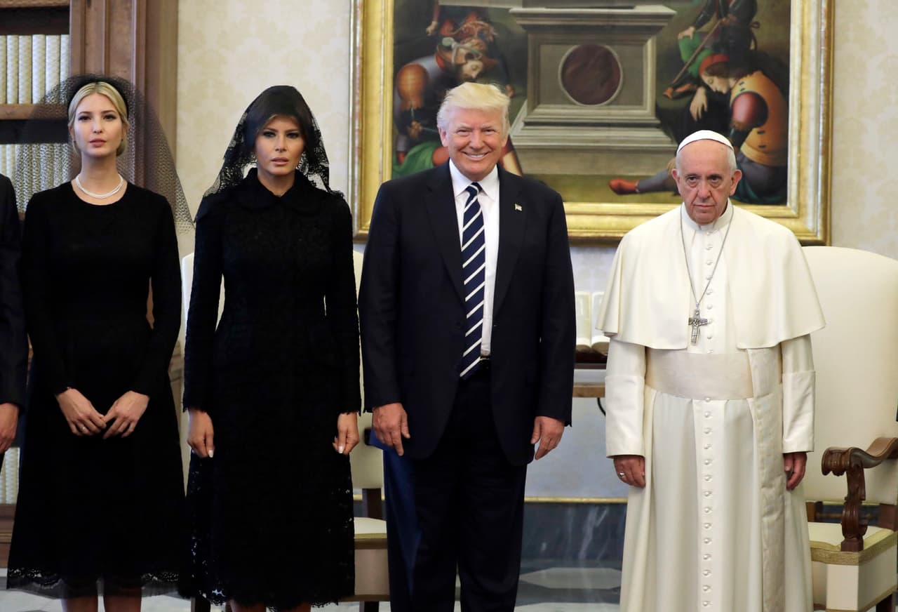<b>Francisco y Donald Trump</b>
<br>
<br>El republicano y su familia en el vaticano en mayo de 2017. 
<br>
<br>Trump tuvo una relación espinosa con el papa Francisco. En la campaña presidencial de 2016 el papa declaró que las personas que solo piensan en construir barreras en lugar de puentes "no son cristianas", justo cuando Trump estaba promocionando la construcción de un muro en la frontera entre Estados Unidos y México. Trump calificó como "vergonzosos" los comentarios de Bergoglio. Muchos destacaron el lenguaje corporal de Francisco en su reunión con los Trump.
<br>