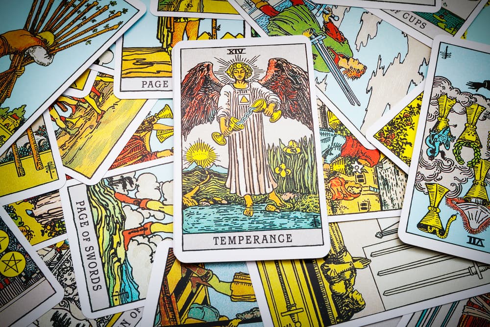 <b>OLVÍDATE DE LAS 'REGLAS'</b>
<br>No hay nada escrito que tengas que seguir a fuerzas. Eso de que solo tú tomes las cartas, o que el lector las corte y reparta. Tú debes encontrar tu propio método y estilo con la conexión que tengas con la baraja.