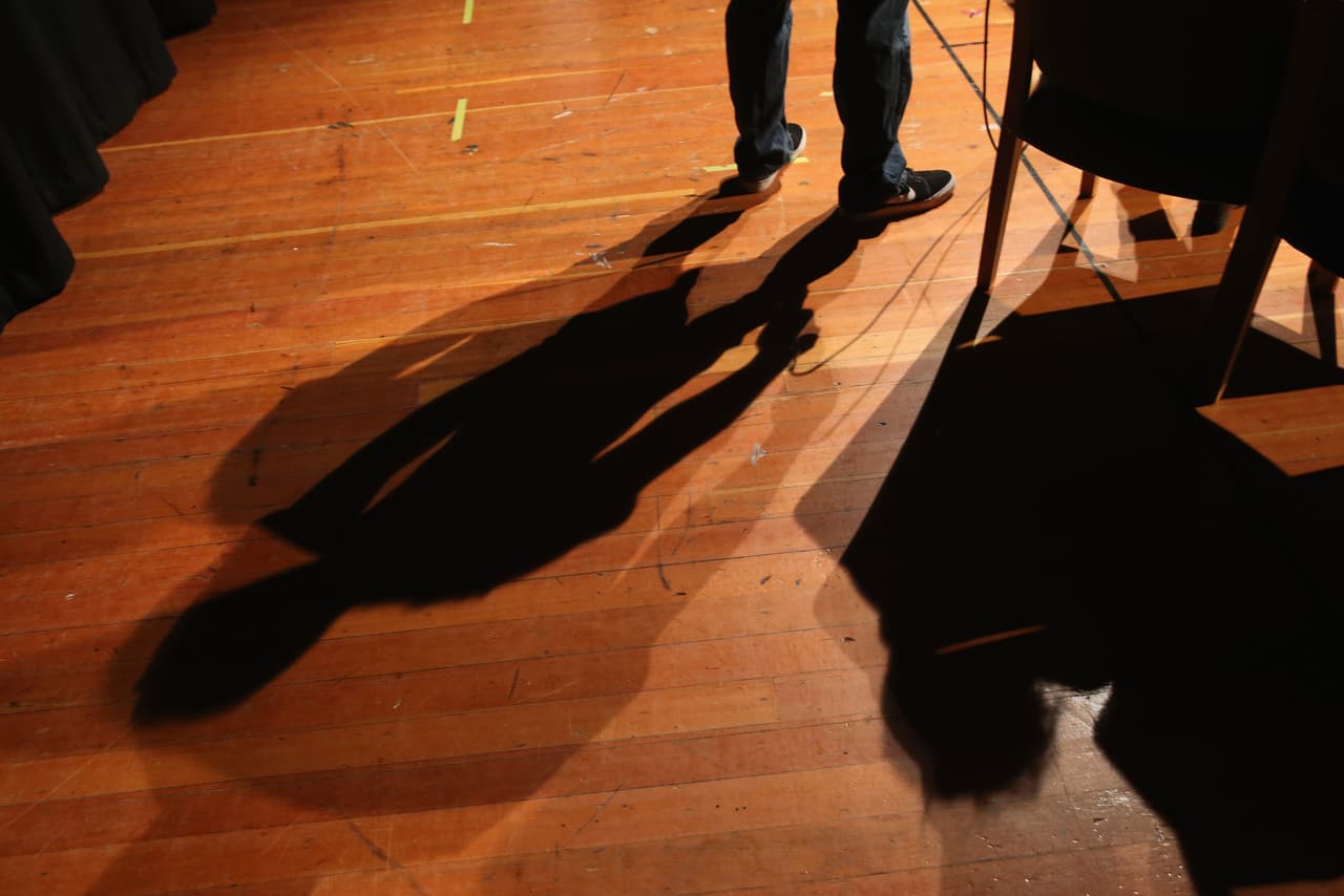 Un maestro fue encontrado en la cama con un alumno de 14 años. Lo acusan de abuso