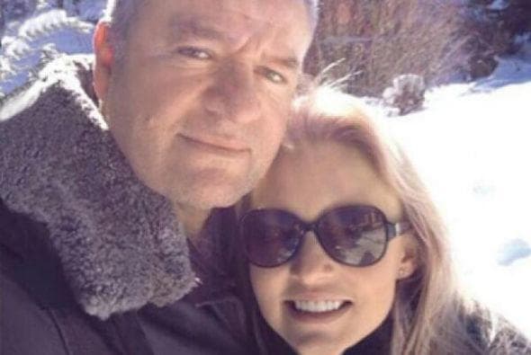 Después de estos ataques, el productor se mostró despreocupado: "De ese tema no tengo ningún comentario, no me molesta, no me importa. Estoy enamoradísimo de Angelique, es una gran pareja, una gran mujer y todo va muy bien, estamos felices", dijo en entrevista con Notimex.