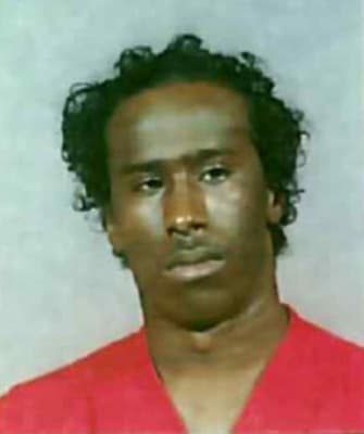 <h3 class="cms-H3-H3">Liban Abdulkadir Sheikh </h3>
<br>
<br>El 27 de noviembre de 2002, Abdulkadir entró por la fuerza a un complejo de departamentos en Lakewood, Washington, con una pistola en su mano que utilizó 
<b>para dispararle a un hombre en varias ocasiones y a su novia, matándolos al instante. </b>
<br>
<br>Con 27 años cumplidos,
<b> este hombre fue acusado de asesinto en primer grado, agresión en primer grado y robo en primer grado. </b>
<br>
<br>El FBI 
<b>ofrece una recompensa de hasta 20,000 dólares</b> por información que conduzca a su arresto. 
<br>
<br> 
<br>