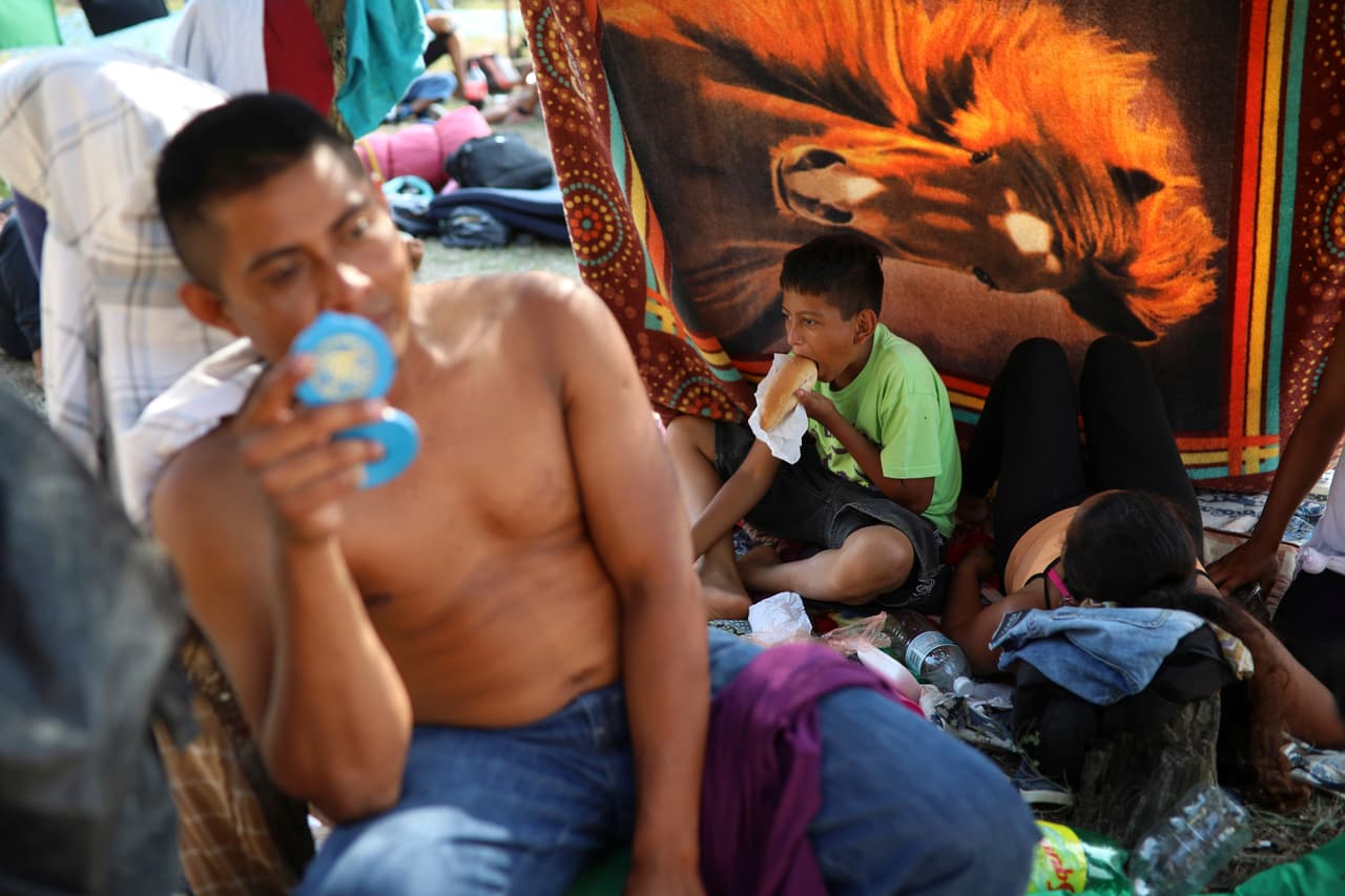Donald Trump comenzó a criticar la caravana vía Twitter una semana después que comenzó al sen Chiapas. Ha exigido a México que la pare y ha pedido al Congreso de Estados Unidos que 
<b>apruebe leyes más estrictas para</b>, según él, controlar el flujo de indocumentados.