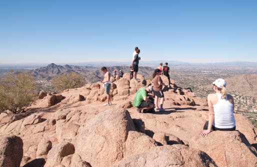 <b>Montaña Camelback, <a href="https://goo.gl/maps/ddXv8mUGzSmd8TM8A" target="_blank">sendero Echo Canyon</a>: </b>Se implementarán controles de tránsito para manejar la entrada y salida para evitar la sobrepoblación. “Los conductores deben ser respetuosos si se estacionan en el vecindario cercano y estar al tanto de las restricciones de estacionamiento en la calle” advirtió la ciudad.
<br>