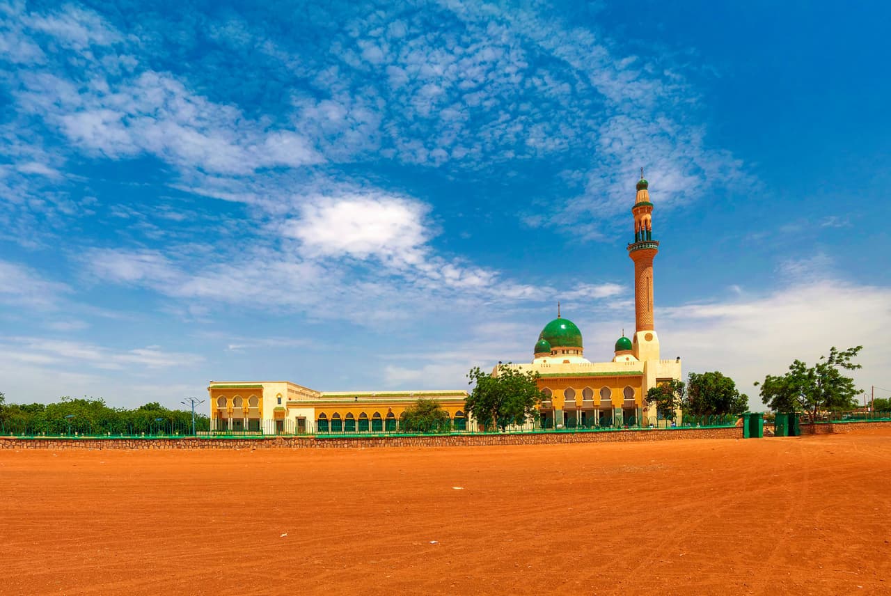 <b>Puesto 20. Niamey, Níger</b>
<br>
<br>Temperatura promedio anual: 86.5 grados Fahrenheit (30.2. grados centígrados).
<br>
<br>Mes más caliente del año: abril (95.1 grados Fahrenheit o 35 grados centígrados en promedio). 
<br>
<br>Mes más caluroso de la última década: mayo de 2015 (97.4 grados Fahrenheit o 36.3 grados centígrados en promedio).
<br>
