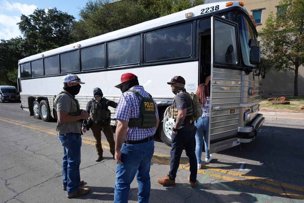 Antes del 23 de junio, 
<b>a los periodistas se les permitía estar en la puerta de la corte migratoria en San Antonio.</b> Eso cambió.
<br>
<br>Ahora solo se permite estar afuera, 
<b>a distancia de las <a href="https://www.univision.com/local/san-antonio-kwex/arrestos-inmigrantes-familias-enteras-ice-san-antonio-texas" target="_blank">personas detenidas por ICE</a></b> y subidas al autobús en cuestión de segundos.