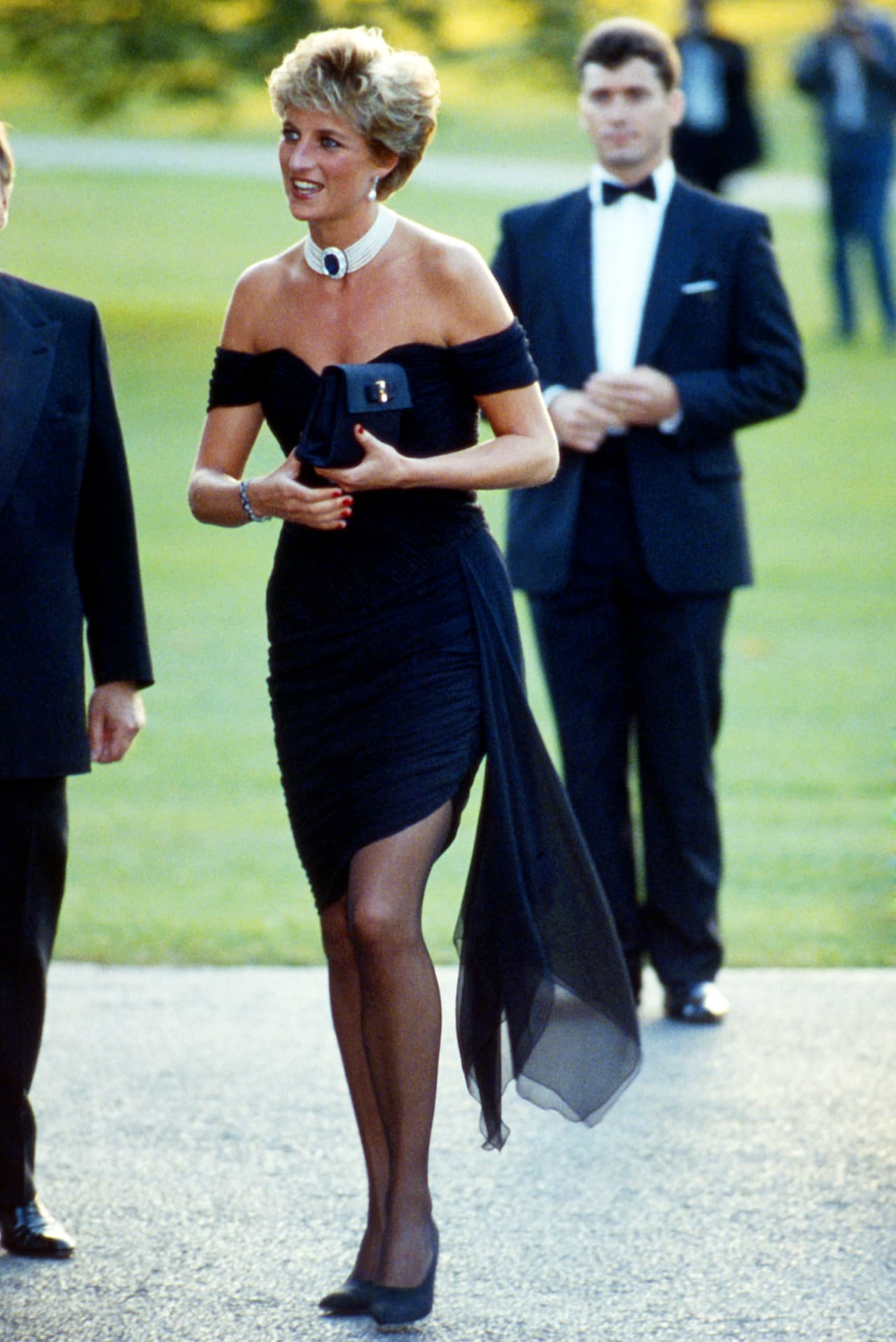 Kim Kardashian habría pagado casi el doble de lo que la casa de subastas esperaba por la alhaja de Lady Di. Cabe mencionar que esta es la primera vez que la cruz aparece públicamente desde la muerte de Diana de Gales en 1997.